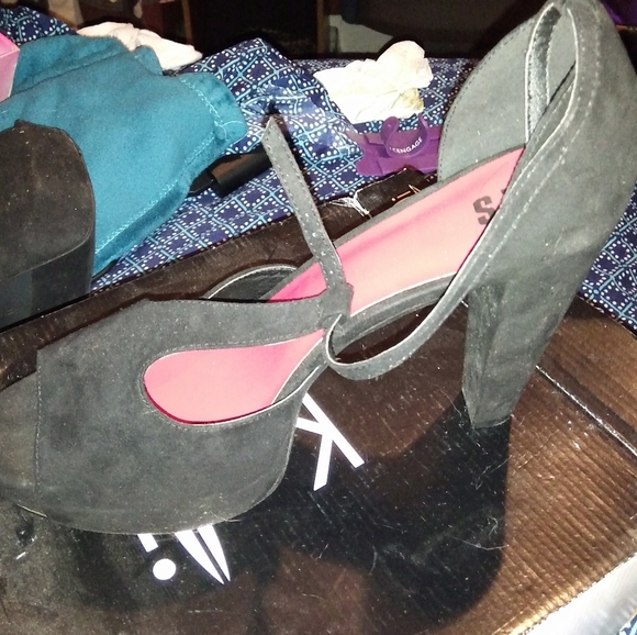 Black strappy heels - Picture 1 of 3